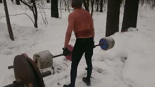 Зимняя тренировка ног и спины в лесу на снегу