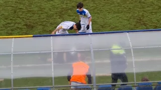 Fa gol e viene aggredito dal difensore all'azione successiva, l'arbitro non sanziona.