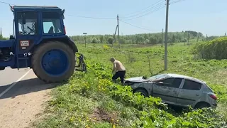 ДАЛ, ДАЛ УШЕЛ. Парню повезло, покувыркался в кювет Пежо 206 умерла. Трактор МтЗ-80 ПОМОЩЬ.