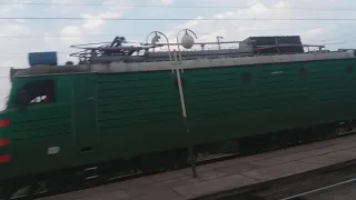 Вл 11 -090  Грузовой  поезд едит через Кривой Рог