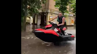 Житомир затопило после сильного ливня! Теперь можно кататься на водном скутере!