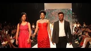 Sonal Chauhan walks for Kashi Jewellers at IIJW Mumbai 2013