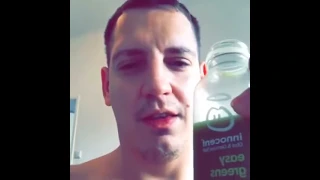 Money Boy verschüttet Smoothie