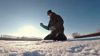 НЕ ОБОРВАЛ БЫ, ЛЕСКА ТРЕЩИТ!!! Кто же это был?! Рыбалка зимой на пруду.