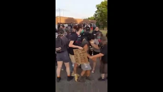 Ожесточенные столкновения между полицейскими и демонстрантами из BLM & Antifa