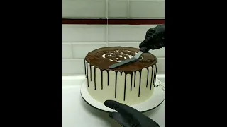 Торт с шоколадными подтеками