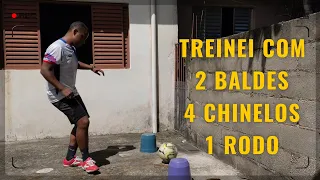 TREINANDO FUTEBOL EM CASA #2 - TREINEI COM 2 BALDES, 4 CHINELOS E 1 RODO