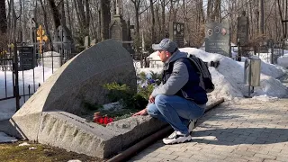 Необычный памятник на могиле сатирика Аркадия Арканова . Что он означает ? Введенское кладбище 2024