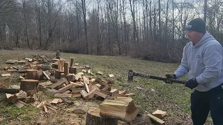 Splitting wood with Fiskars X27