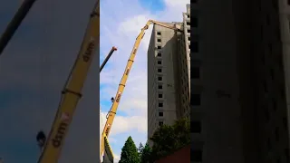 250ft demolition excavator in action