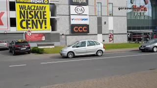 Gorzów: Zniecierpliwieni klienci przed galerią handlową