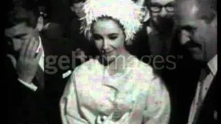 Elizabeth Taylor: "Cleopatra" Premiere in London