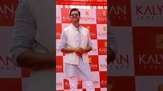 Hrithik Roshan shows off his dazzling dance moves as he launches Kalyan Jewellers' showroom in Jammu