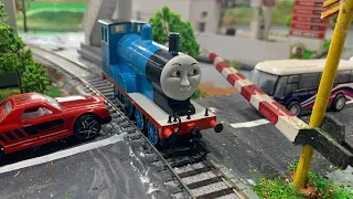 Kereta Api Thomas And Friends : James dan Gordon Mencari Edward melewati Mobil Merah, Dinosaurus