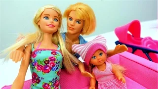 Кен и Барби купают Штеффи. Пупсы и куклы Барби
