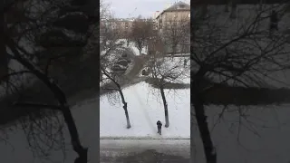 Эй! Гражданина! Ты туда не ходи! Ты сюда ходи! А то снег башка пападёт!