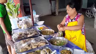 ข้าวแกงลาวร้านอร่อยและราคาถูกในเมืองวังเวียง Lao Rice and Curry Cheaper prices