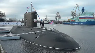 Торжественная церемония подъема военно-морскогоАндреевского флага на подводной лодке «Уфа»