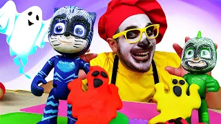 Los PJ Masks preparan Play Doh galletas para el fantasma. Halloween. Cocina para niños con  juguetes