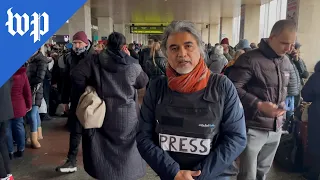 Ukrainians flood Kyiv train station to escape Russian attacks