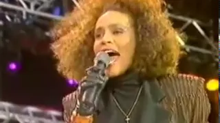 Whitney Houston - Didn't We Almost Have It All - Nelson Mandella Freedom Fest - 1988 - HQ - Part 1