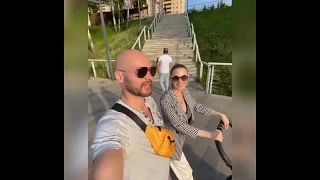 Жена Андрея Черкасова засветила грудь на прогулке