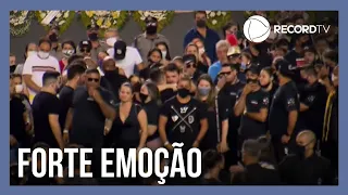 Banda de Marília Mendonça chega ao velório para despedida da cantora