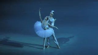 30/12/18 Svetlana Zakharova and Jacopo Tissi La Bayadere Act III duet 1