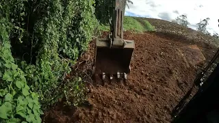 Escavadeira fazendo estrada para divisão de talhao de bananal P1