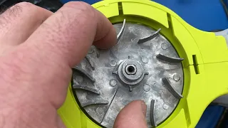 Новая Ryobi ROS300A, Люфт крыльчатка.