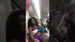 Tabatha Aquino canta Apaga a Luz (Gloria Groove) no Metrô do Rio de Janeiro e viraliza