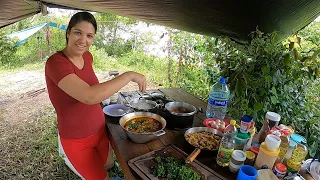 We made beans with pork rind and fish moqueca at the camp