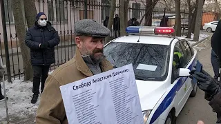Ростовский активист Борис Папаян у здания суда, где выносят приговор Анастасии Шевченко