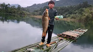 Completed the thatched house, the orphan boy khai set a trap and caught a big carp.❤