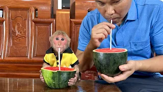 Bibi with dad cools off in the summer with super delicious watermelon juice!