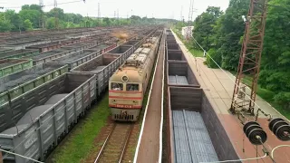 ВЛ8-1718 и ВЛ8М-700 с грузовым поездом следуют по станции Криничная. ДонЖД. 03.06.2019 г.