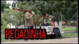 PEGADINHA - Pessoa se corta ao meio na rua - Magic Pranks