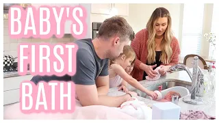 BABY'S FIRST BATH | NEWBORNS FIRST BATH | Tara Henderson