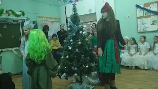 Утренник в классе 25.12.2018. Роль кикиморы в зелёных волосах!