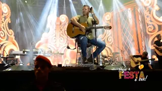 FÃ DE EDUARDO COSTA INVADE O PALCO DURANTE SHOW