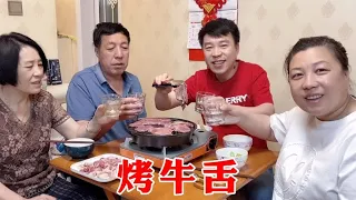 130买3斤牛舌，和爸妈在家烤肉，大片肉用生菜一卷，吃着老过瘾了