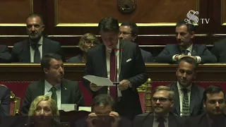 Crisi di Governo, Conte in Senato attacca Salvini e lui bisbiglia: "Qui ti sbagli amico mio"