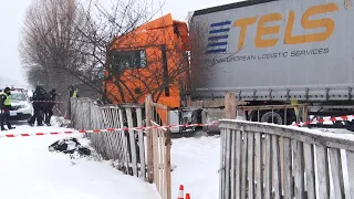У селі Березівка вантажівка в’їхала в гараж: водій загинув