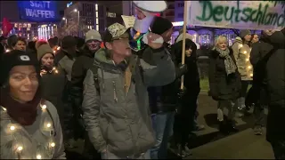 5.12.2022 Leipzig Montagsdemo, eine Menge Antifa, Polizei und zwischendrin Florian Schroeder