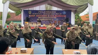 Persembahan tari dari guru-guru tercinta dalam rangka acara wisuda SMPN 2 Cileingsi 2023