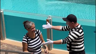 Entertaining vibes with the mime Rob | Seaworld Orlando