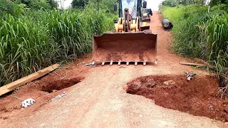 PA CARREGADEIRA W130  COLOCANDO TUBO PLÁSTICO EM ESTRADA D TERRA