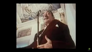 Salvador Dalí is very rich and loves tremendously money... and gold