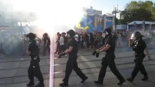 Berlin'de taraftarların polis kordonuyla salona gidişi | Fenerbahçe supporters trip to basket arena