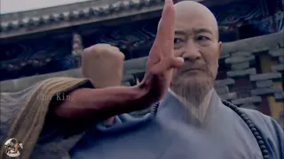 The bully attacked the old monk, but the monk was actually a top kung fu master